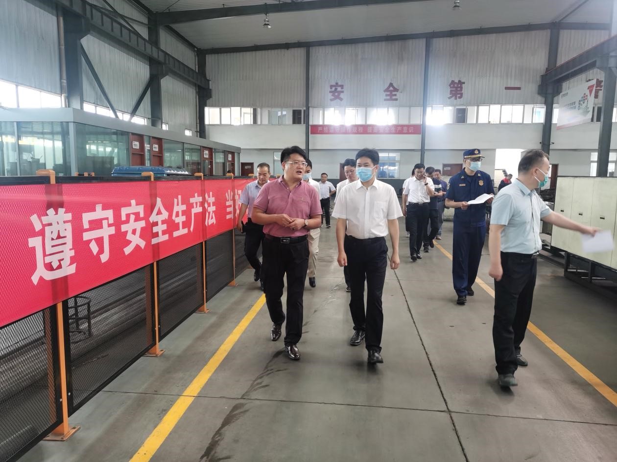 市長(zhǎng)杜永冰調(diào)研鑫國(guó)集團(tuán)生產(chǎn)經(jīng)營(yíng)、指導(dǎo)安全生產(chǎn)工作
